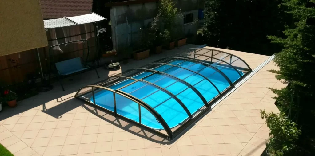 Bazén s konštrukciou zastrešenia